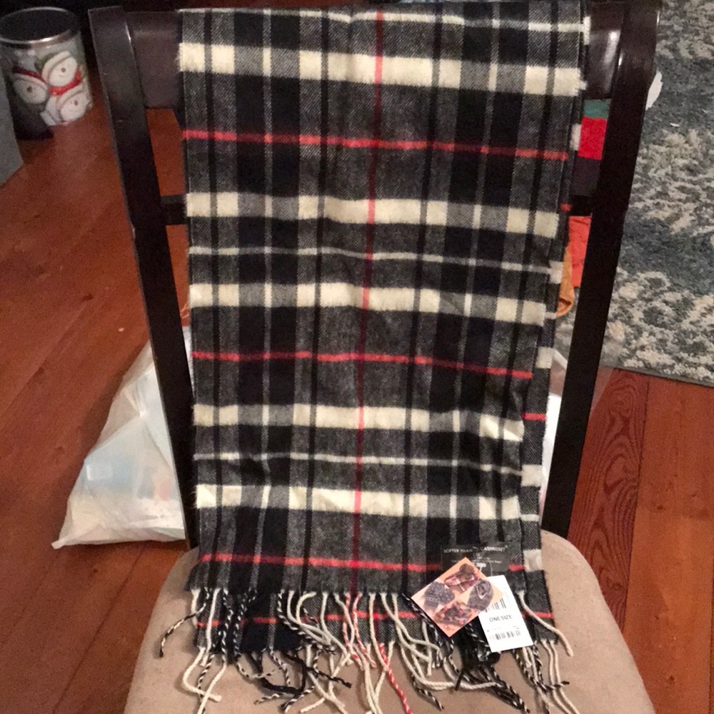 Brand new D&Y plaid scarf